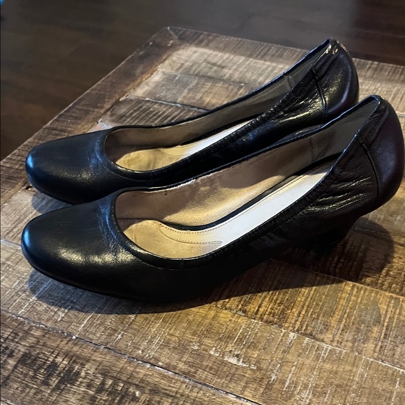 Naturalizer Black Leather Heels - Picture 3 of 5